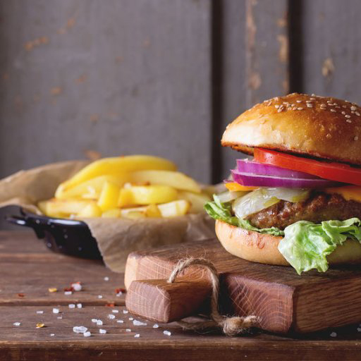 Burger og pommes frites